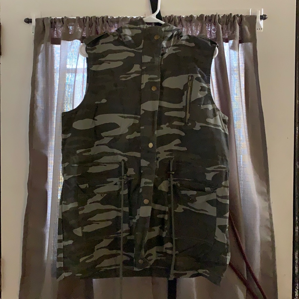 Camo zip up vest